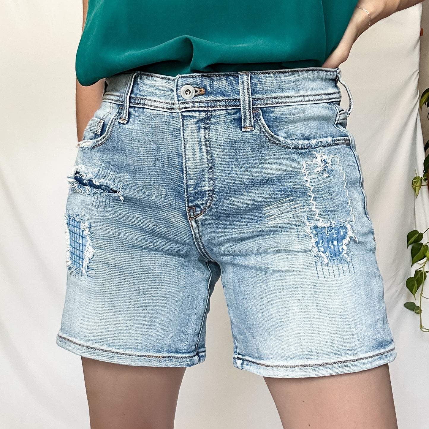 Anthropologie Slim Boyfriend Embroidered Patched Jean Shorts (size 29)