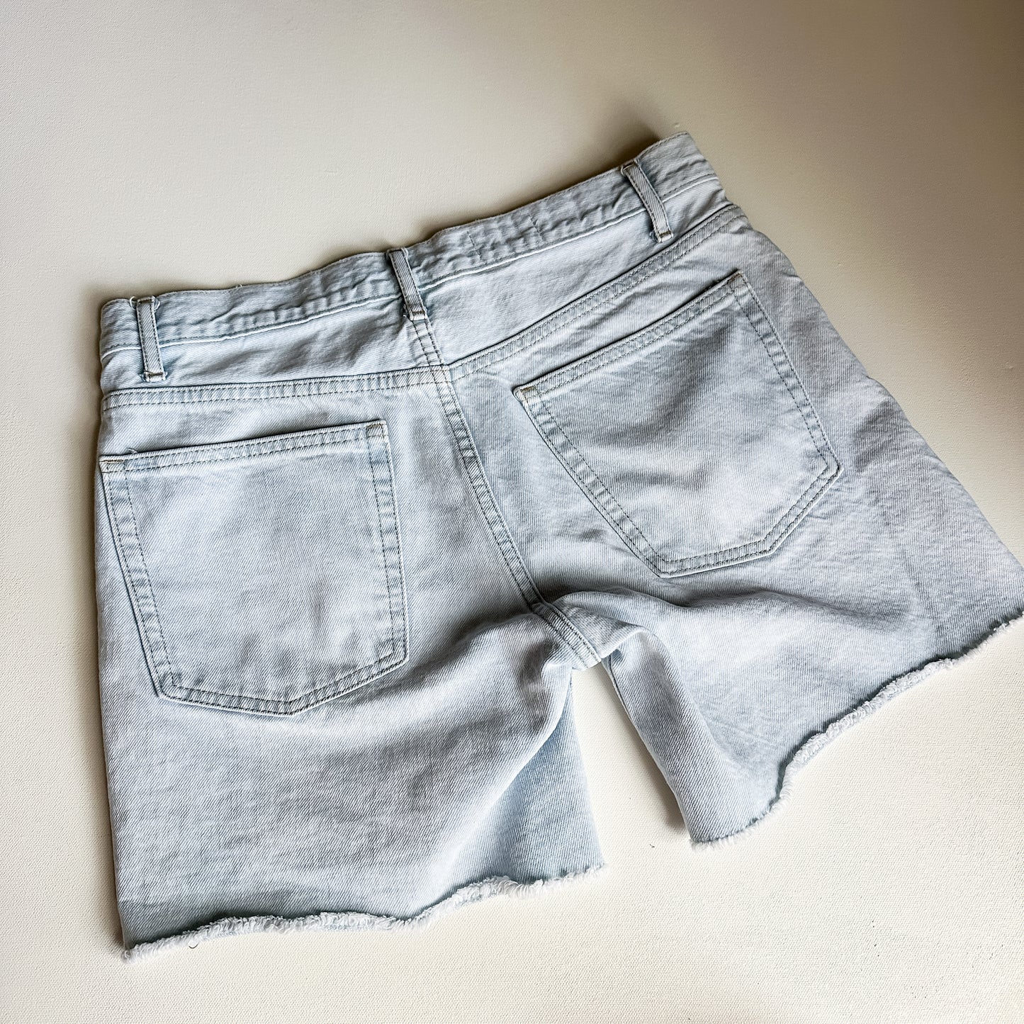 Gap “Sexy Boyfriend” Cutoff Mid Rise Light Wash Jean Shorts (size 26)